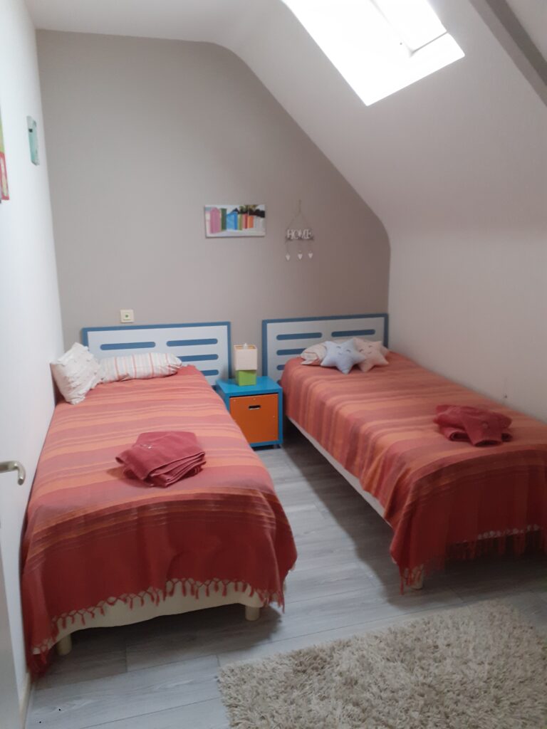 chambre enfants du Gîte AL LAITA Logement Kerdurod Guidel Morbihan 56 Bretagne