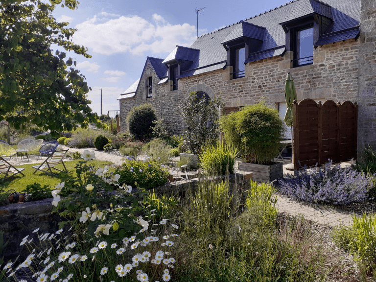 Jardin et Terrasse devant le Gîte AR MOR Logement extérieur Gîtes de Kerdurod Guidel Bretagne Sud 56